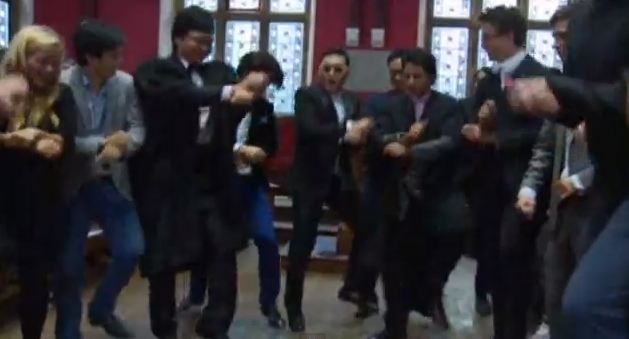 Βίντεο: Ο Psy δίδαξε «Gangnam Style» και στην Οξφόρδη