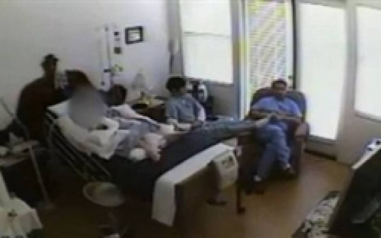 Νοσοκόμοι ερωτοτροπούσαν δίπλα σε ασθενή με εγκεφαλικό!