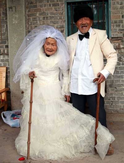 Έβγαλαν γαμήλιες φωτογραφίες 88 χρόνια μετά 