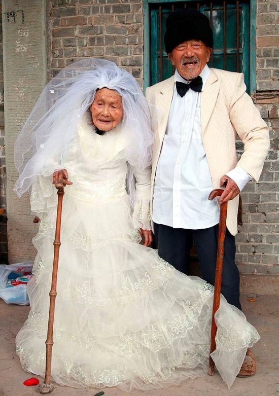 Έβγαλαν τη γαμήλια φωτογραφία τους 88 χρόνια μετά το γάμο