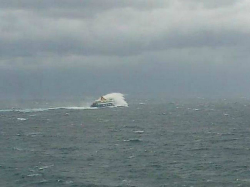 ΤΩΡΑ στη Δονούσα: Πλοίο «παλεύει» με τα κύματα μέσα σε 9 μποφόρ (pic)