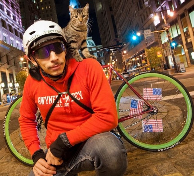 Γάτα κυκλοφορεί με ποδήλατο και μοιράζει γράμματα! (pics)