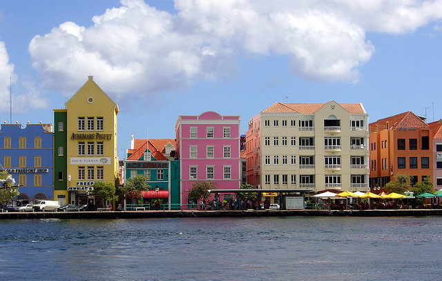 Απίθανες φωτογραφίες: Σε αυτές τις χρωματιστές πόλεις θες να ζήσεις!