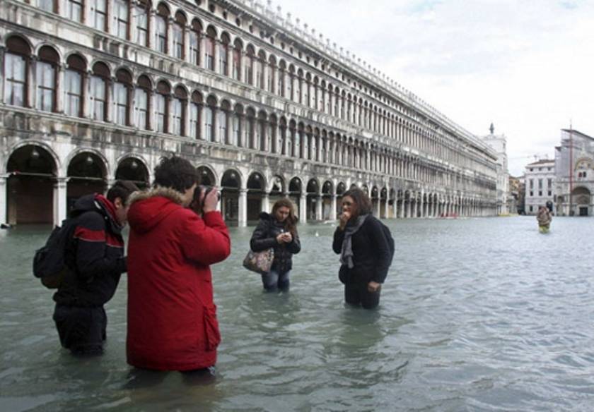 Συναγερμός:«Βούλιαξαν» από τις πλημμύρες Βενετία και Τοσκάνη