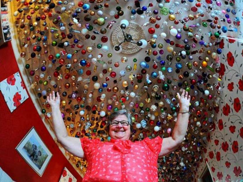 Απίθανο: Έχει γεμίσει το σπίτι της με 1.750 χριστουγεννιάτικες μπάλες!