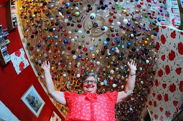 Απίθανο: Έχει γεμίσει το σπίτι της με 1.750 χριστουγεννιάτικες μπάλες!