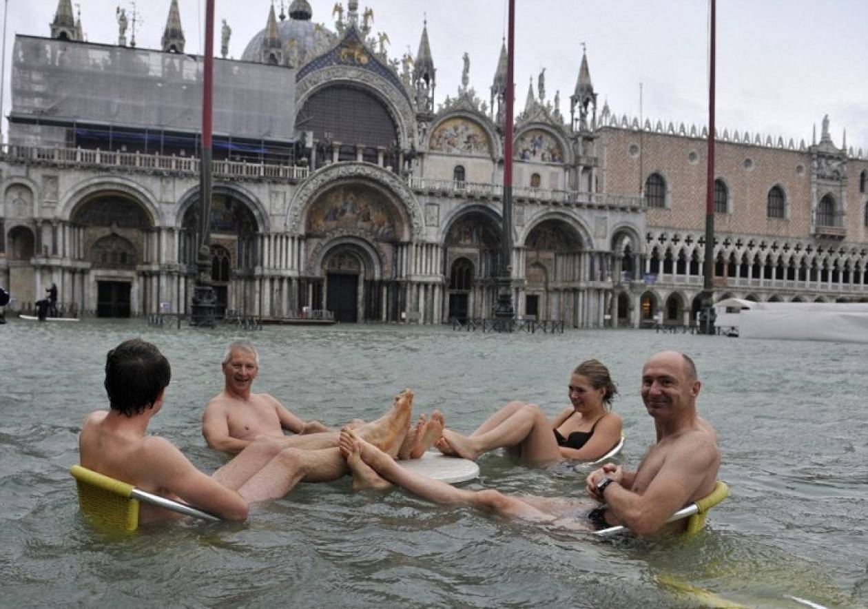 Βενετία: Με το μαγιό στην πλημμυρισμένη πόλη