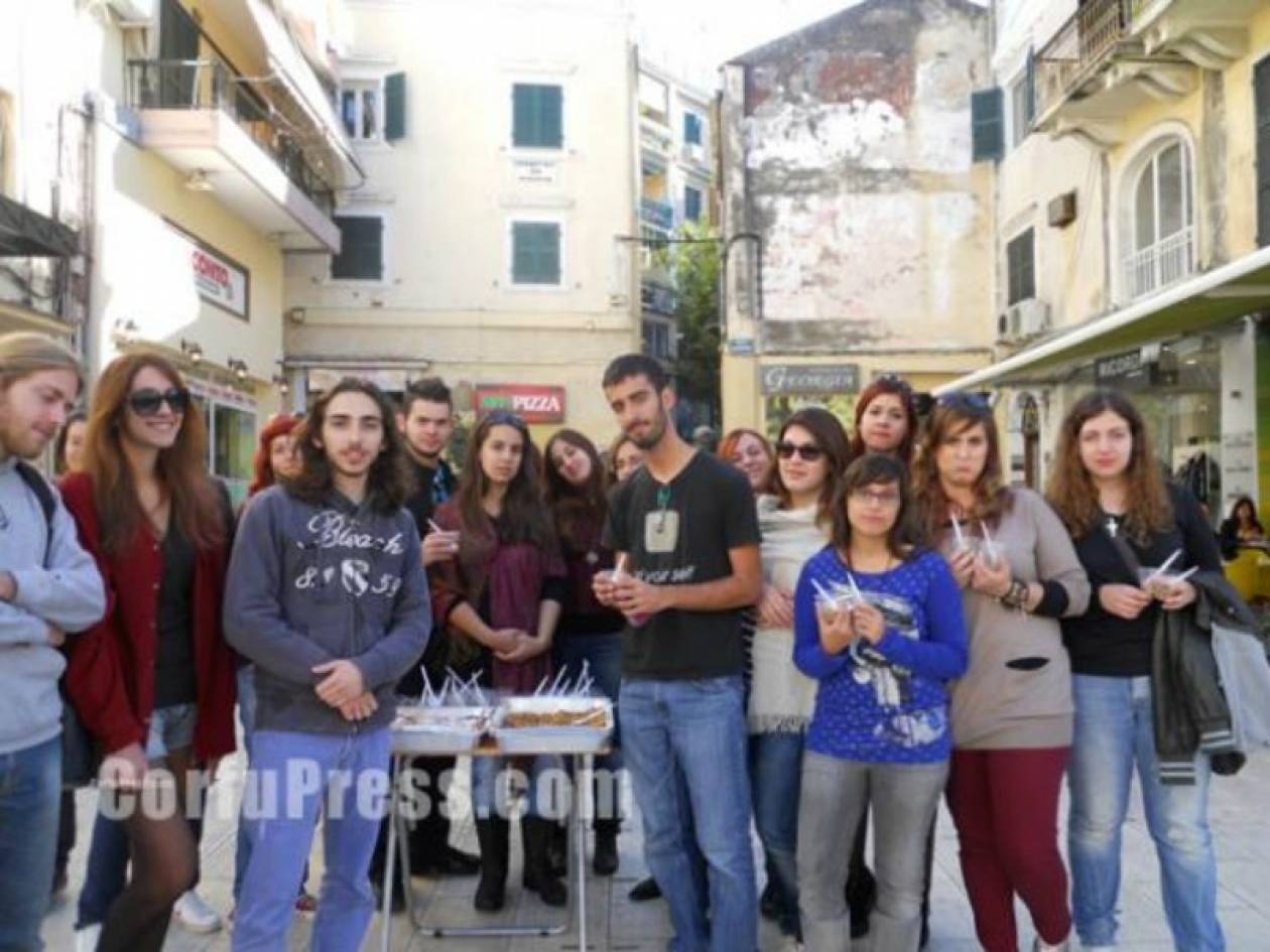 Κέρκυρα: Φοιτητές  μοίρασαν κόλυβα (pic)