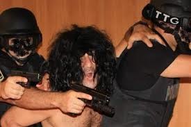 Σοκ: Αρχηγός της Αστυνομίας...παίζει γυμνός με τους άνδρες του! (pics)