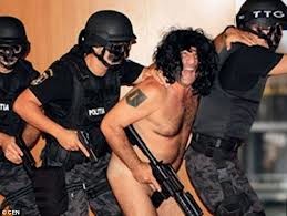 Σοκ: Αρχηγός της Αστυνομίας...παίζει γυμνός με τους άνδρες του! (pics)
