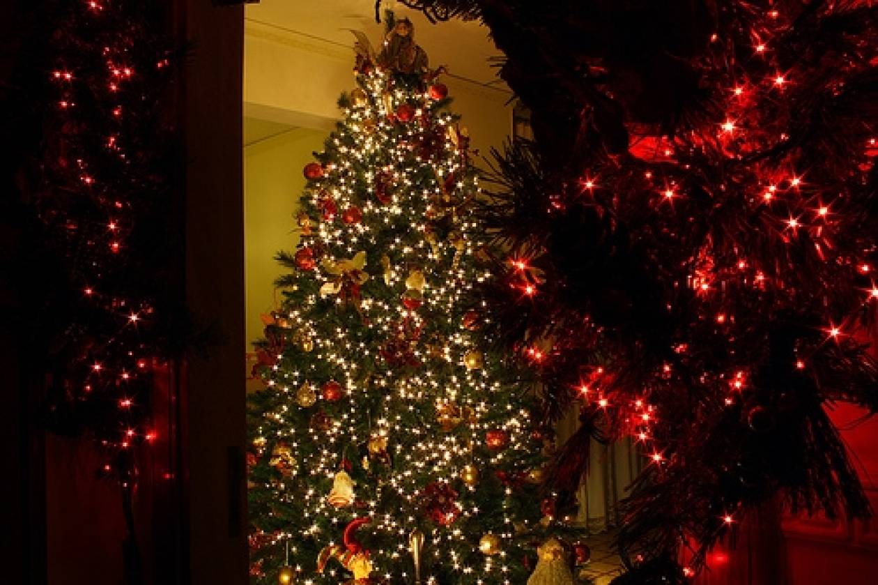 Βίντεο: Μια πρωτότυπη παράδοση χριστουγεννιάτικων δένδρων