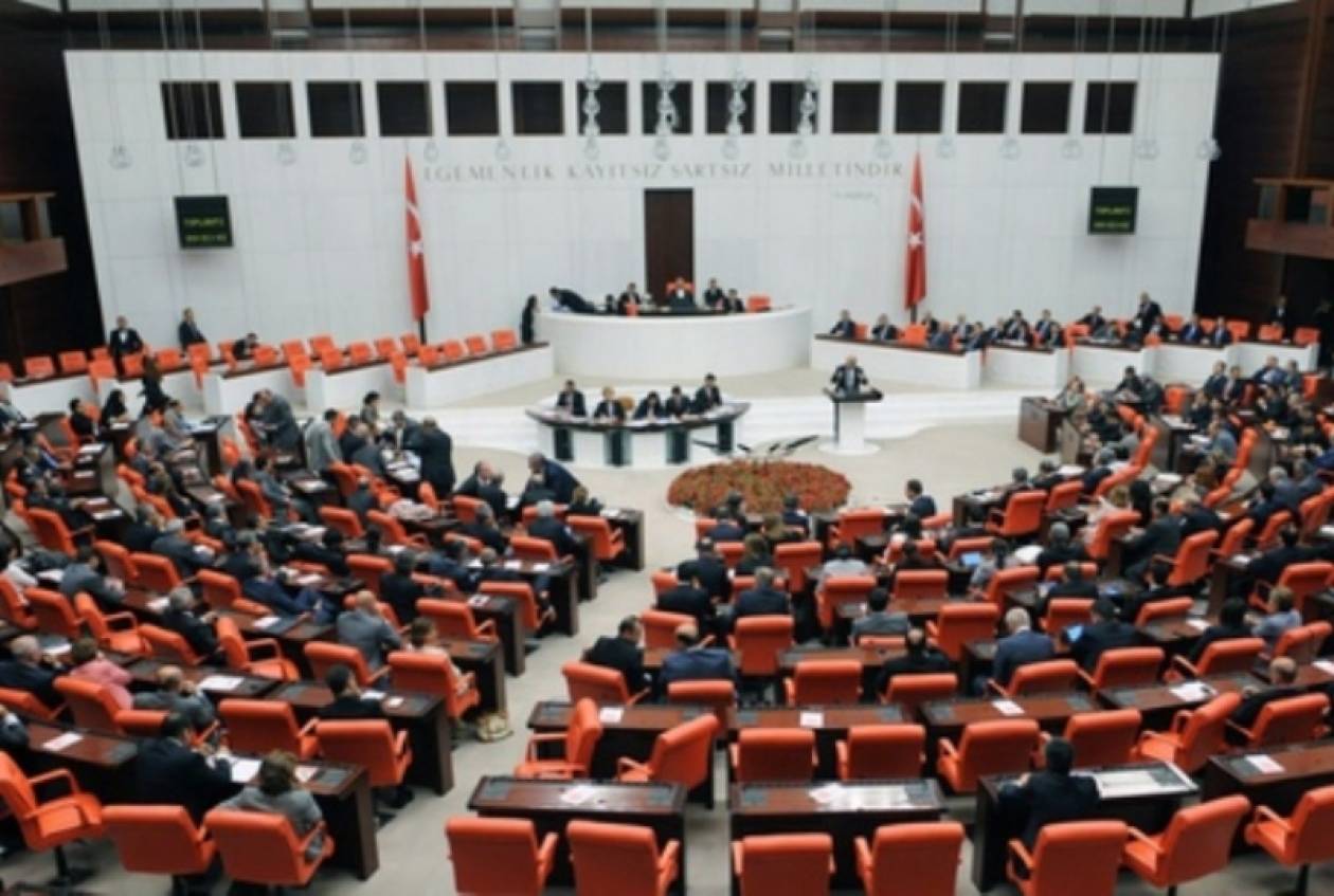 Έριξε δακρυγόνα μέσα στην τουρκική Βουλή