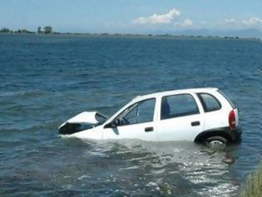 «Βουτιά» οχήματος σε θάλασσα στην Αταλάντη