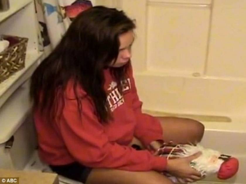 Βίντεο-σοκ: 14χρονη δείχνει πως στραγγάλισε το νεογέννητο μωρό της!