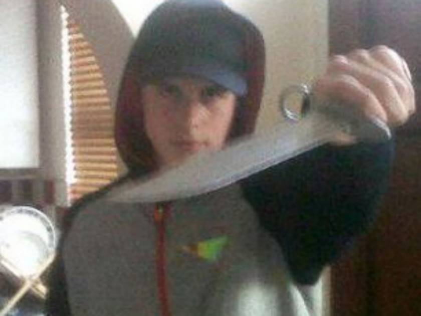 Ανήλικος κακοποιός ανέβασε στο Facebook του φωτογραφία με μαχαίρι!
