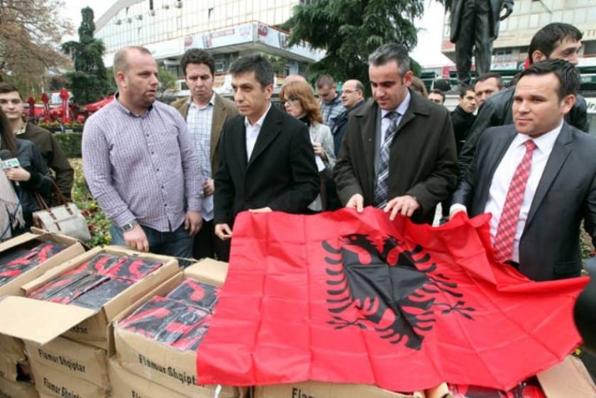Ύψωσαν τεράστιες αλβανικές σημαίες σε χωριά της ΠΓΔΜ