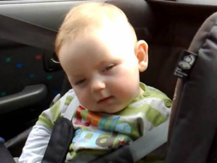 Απίθανο βίντεο: Το πιο αξιολάτρευτο νυσταγμένο μωρό που έχετε δει