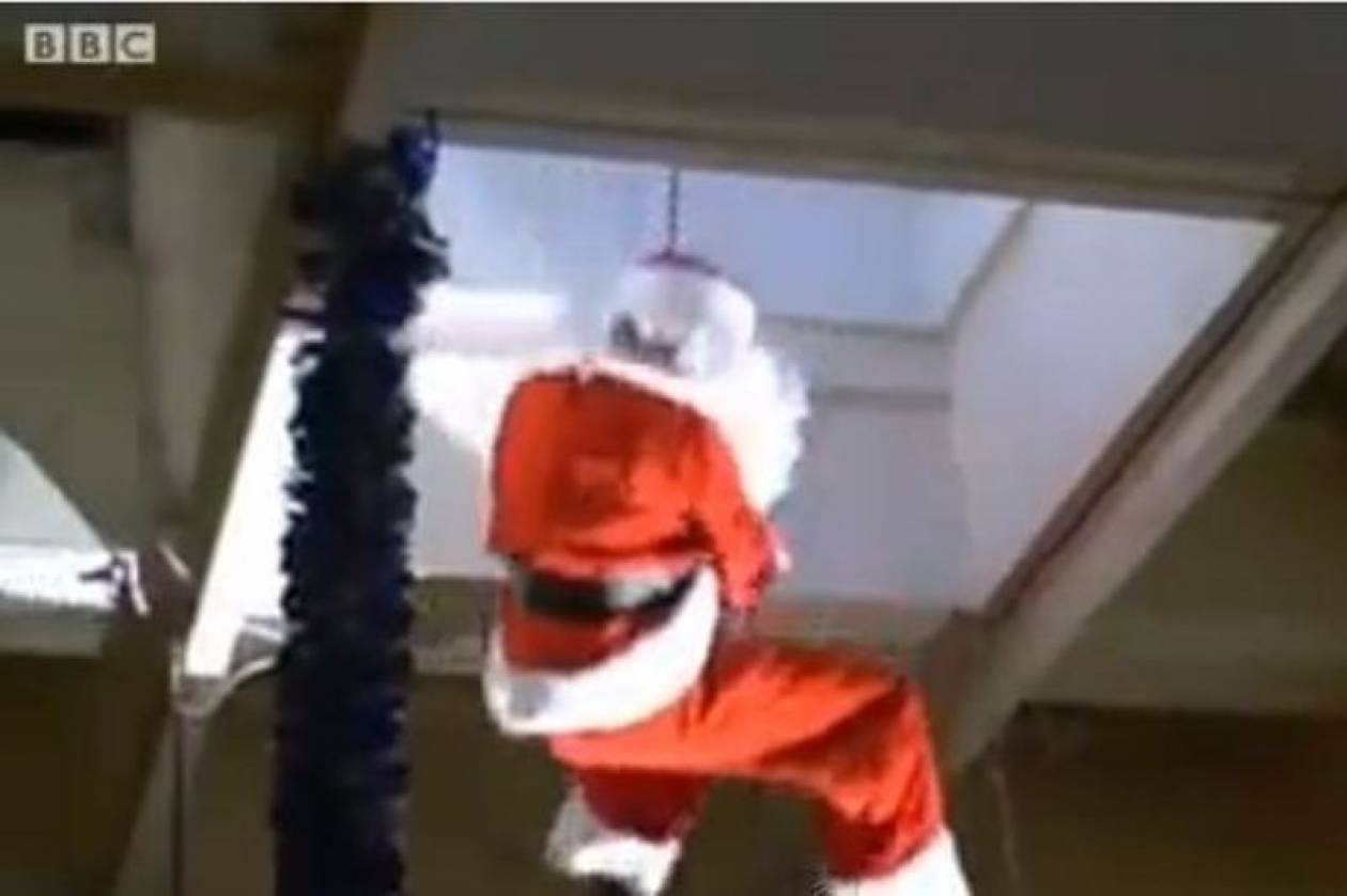 Βίντεο: Άγιος Βασίλης κρεμάστηκε από τη γενειάδα του