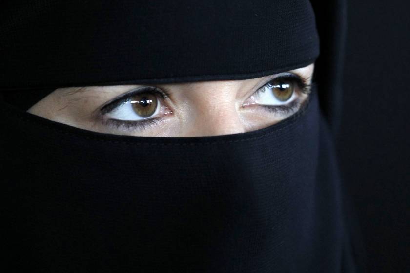 Η 'Αγκυρα δίνει 800 ευρώ σε γυναίκες της Ξάνθης για να φορούν μαντήλα!