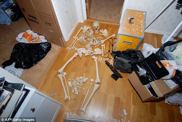 Εικόνες-ΣΟΚ: Στο σπίτι της νεκρόφιλης που είχε σχέση με σκελετό