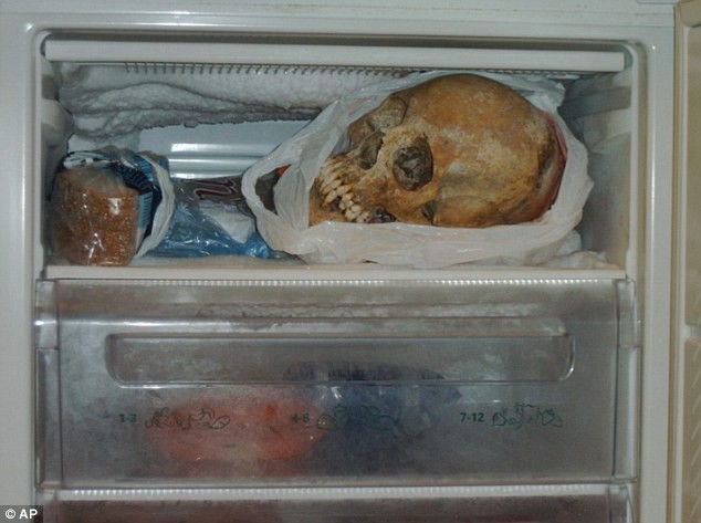 Εικόνες-ΣΟΚ: Στο σπίτι της νεκρόφιλης που είχε σχέση με σκελετό