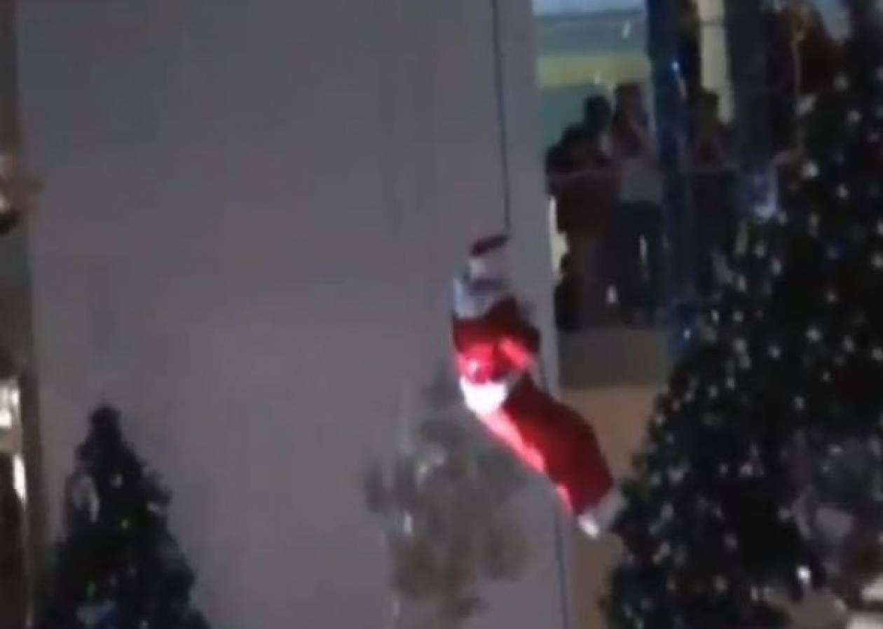 Βίντεο: Ο Άγιος Βασίλης… κόλλησε στο σχοινί