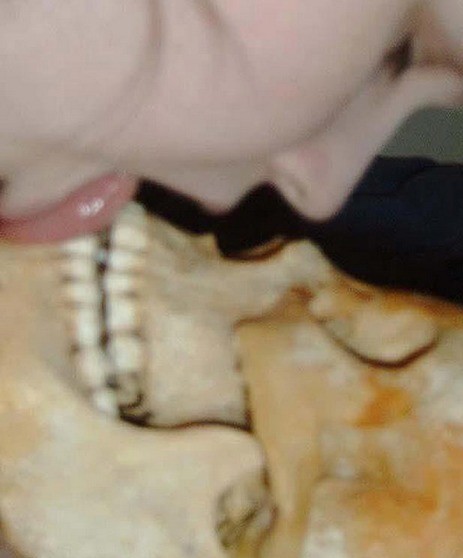 Νέες φωτογραφίες: Η νεκρόφιλη Σουηδή αγκαλιάζει και γλύφει τον σκελετό