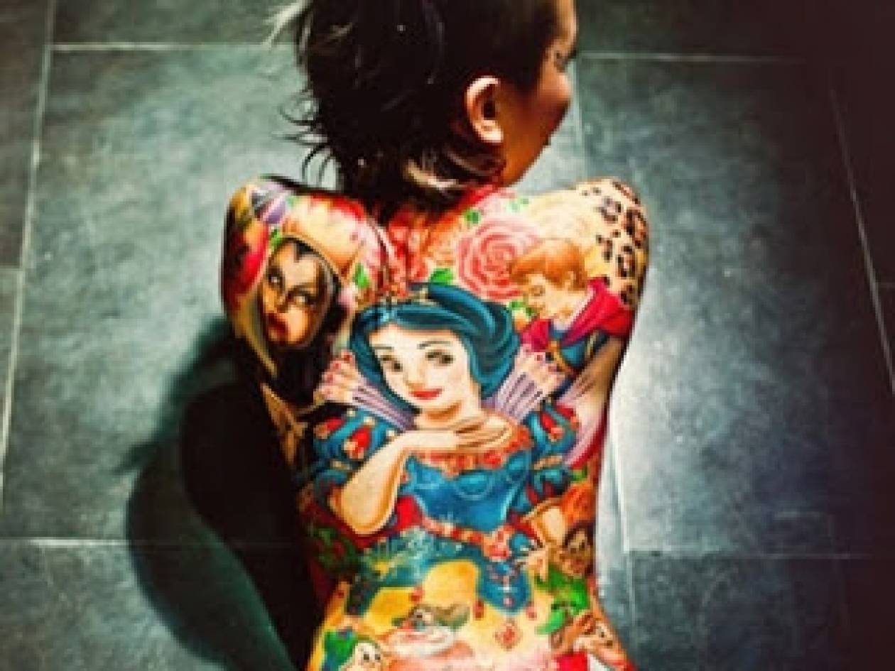 27χρονη έκανε τατουάζ το παραμύθι της Χιονάτης στην πλάτη της!