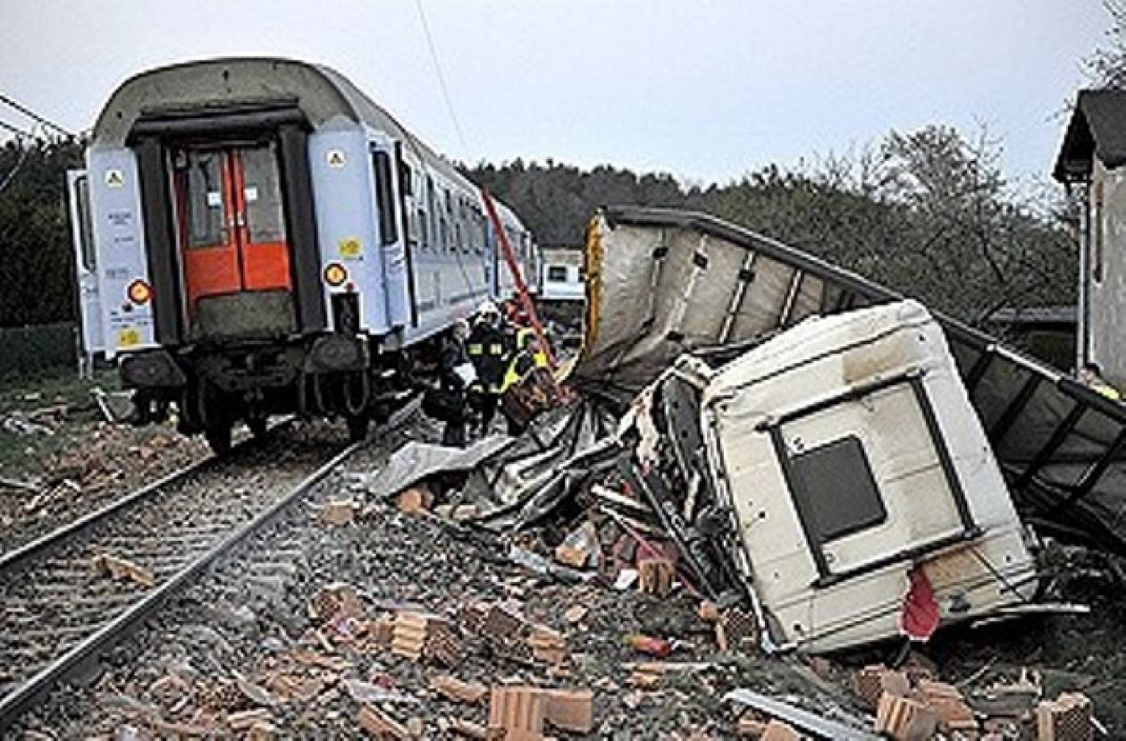 Τραγωδία στην Ιταλία-Σύγκρουση αυτοκινήτου με τρένο