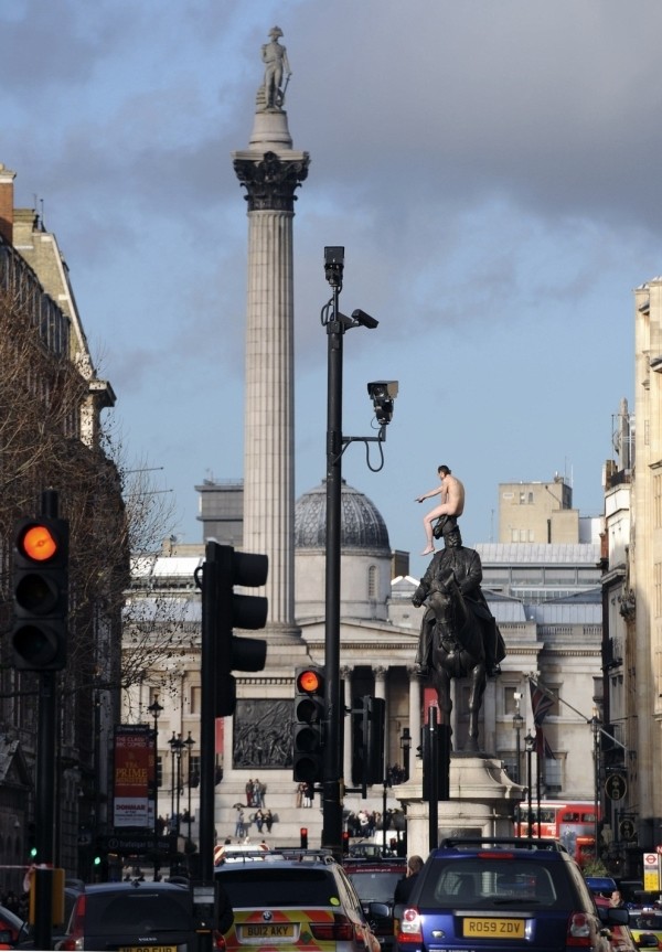 Απίστευτες εικόνες: Σκαρφάλωσε γυμνός σε άγαλμα του Λονδίνου!