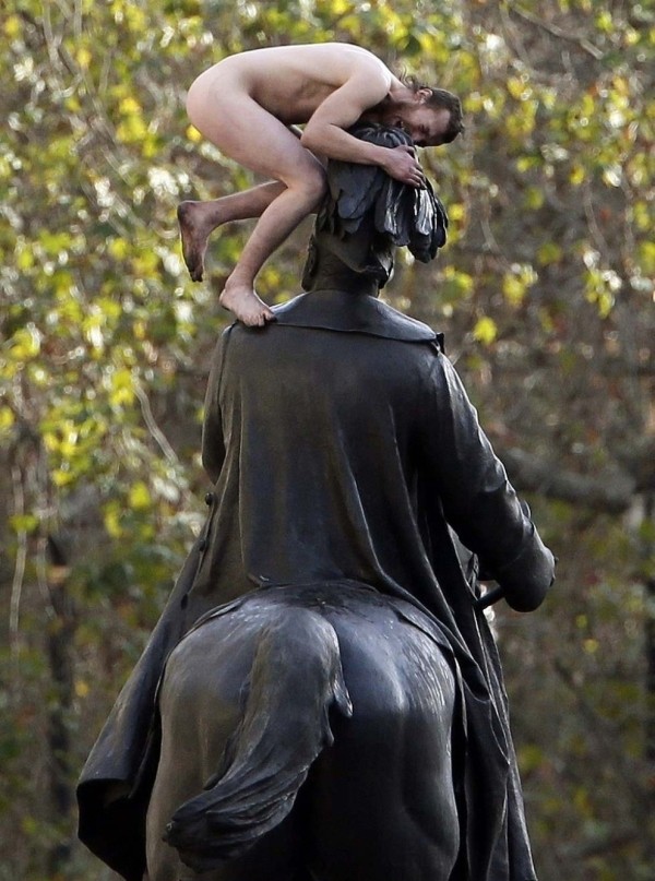 Απίστευτες εικόνες: Σκαρφάλωσε γυμνός σε άγαλμα του Λονδίνου!