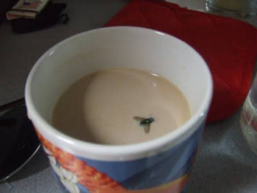 Ανέκδοτο: Όταν πέφτει ένα έντομο στον καφέ!