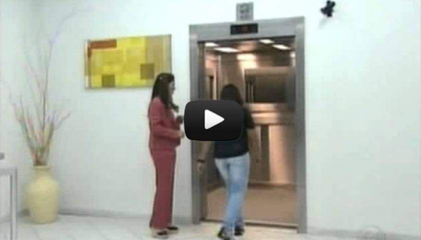 Βίντεο: Ανατριχιαστική φάρσα σε ασανσέρ προκαλεί τον απόλυτο τρόμο