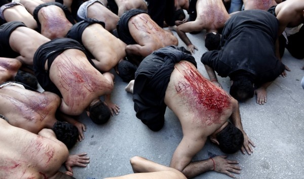 Μουσουλμάνοι αυτό-μαστιγώνονται στον Πειραιά (pics-video)