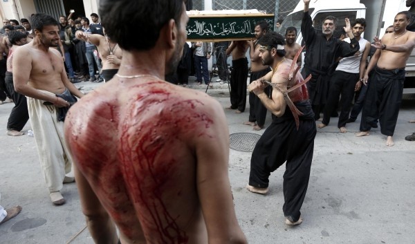 Μουσουλμάνοι αυτό-μαστιγώνονται στον Πειραιά (pics-video)