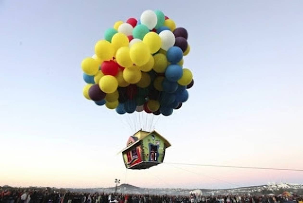 Σπίτι-Αερόστατο: Μπαλόνια με ήλιο υψώνουν πλωτό σπίτι στον ουρανό!