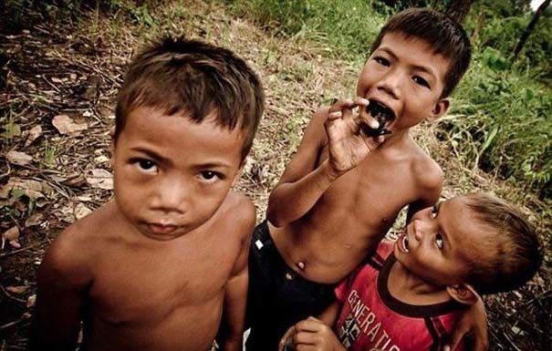 Απίστευτο: Τα παιδιά στην Καμπότζη τρώνε... δηλητηριώδεις ταραντούλες 