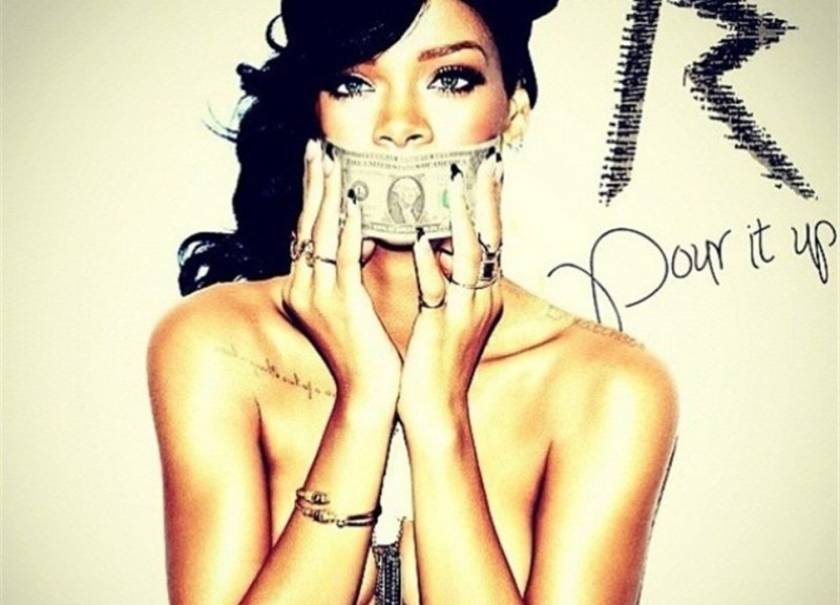 Δείτε την Rihanna τόπλες με ένα δολάριο στο στόμα