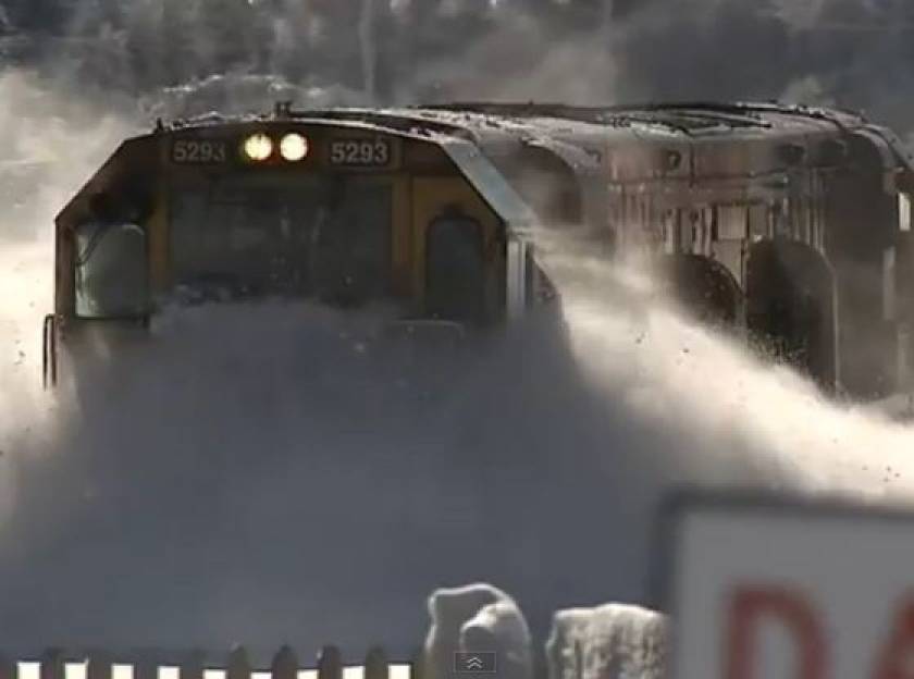 Bίντεο: Εκπληκτική διαδρομή τρένου μέσα στο χιόνι!