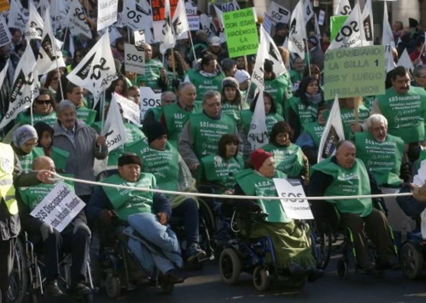 Bγήκαν στους δρόμους με τα αναπηρικά καροτσάκια