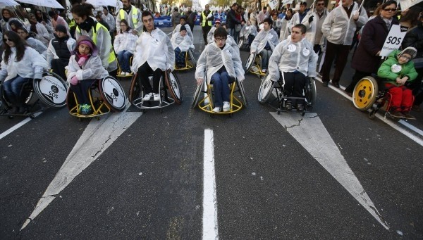 Bγήκαν στους δρόμους με τα αναπηρικά καροτσάκια