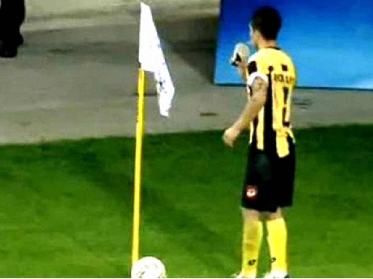 ΕΠΙΚΟ:Ποδοσφαιριστής του Εργοτέλη ήπιε τον καφέ που του πέταξαν (vid)