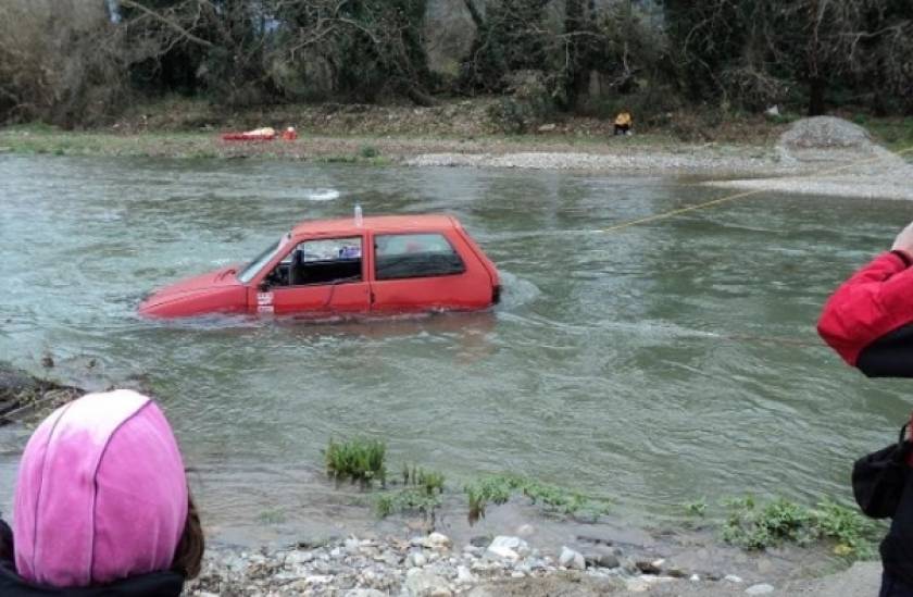 Παραλίγο τραγωδία από πτώση αυτοκινήτου σε ποτάμι της Πάτρας