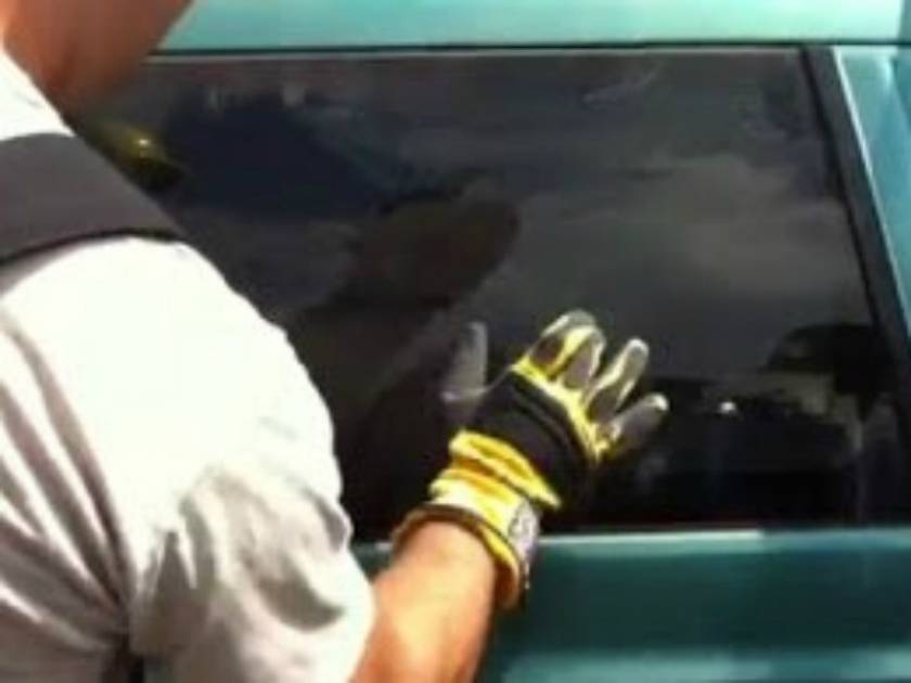 Εύβοια: Έβαλε τα μάτια του στο τζάμι του αυτοκινήτου και έπαθε ΣΟΚ!
