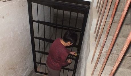Εικόνες που σοκάρουν: 35χρονος είχε 6 νεαρές σκλάβες στο κελάρι του