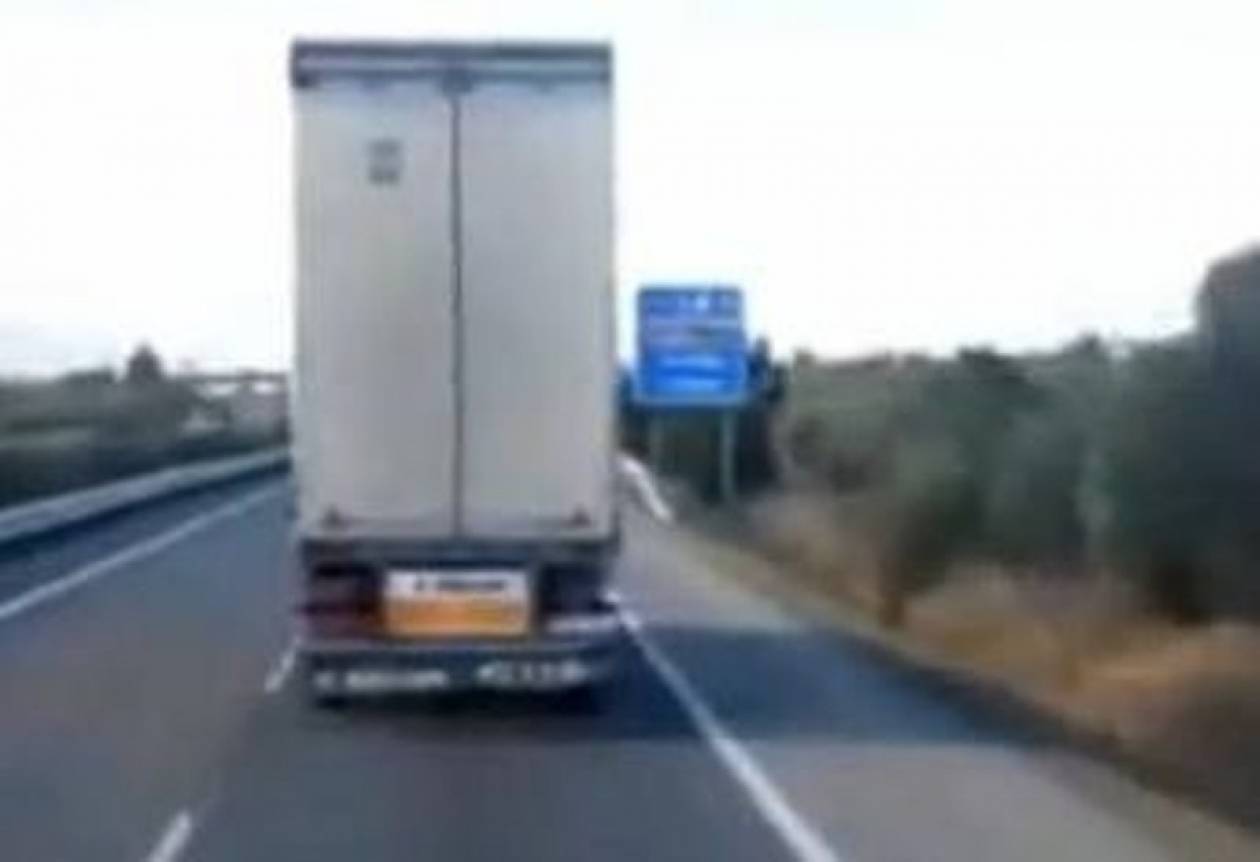 Απίστευτο βίντεο: Αέρας σηκώνει στις δύο ρόδες φορτηγό!
