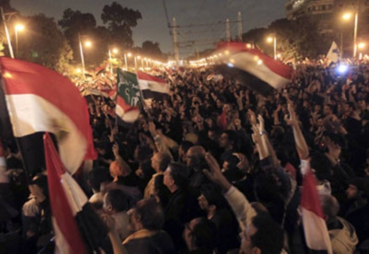 Ο πρόεδρος Μόρσι επέστρεψε στο πολιορκημένο προεδρικό μέγαρο