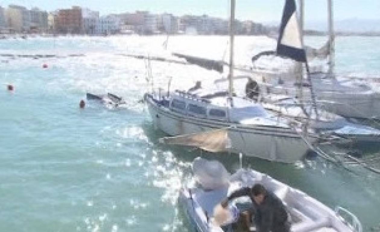 Βίντεο: Βυθίστηκαν βάρκες στο Λουτράκι- ζημιές σε καταστήματα