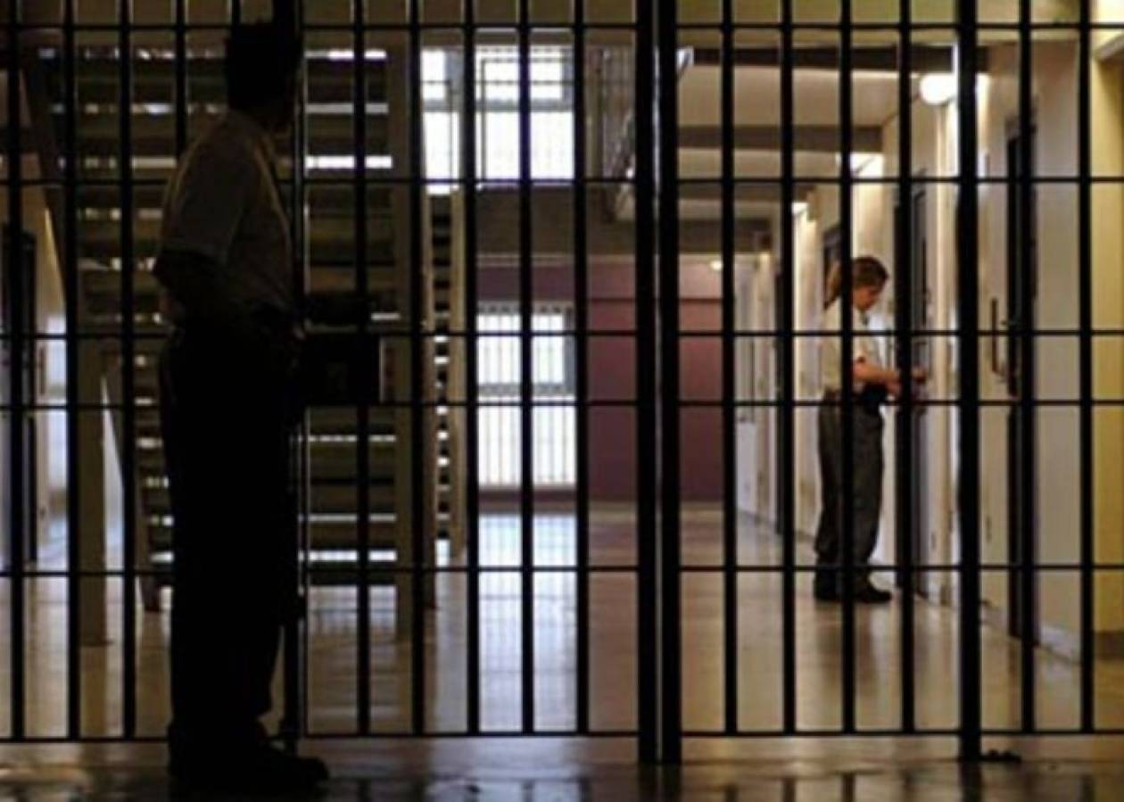 Στη φυλακή 52χρονη ομογενής για σεξουαλική σχέση με 13χρονο