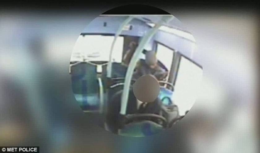 ΣΟΚΑΡΙΣΤΙΚΕΣ εικόνες: Άγνωστος στραγγάλισε επιβάτη μέσα σε λεωφορείο